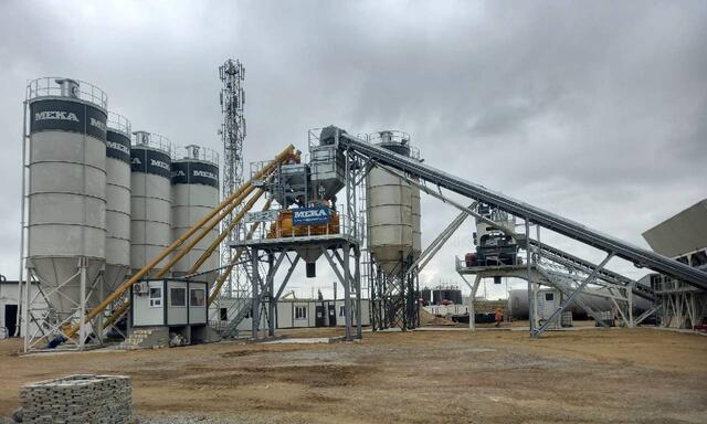 MEKA K135 Centrale à Béton Fixe avec quatre silos à ciment de 100 t en Azerbaïdjan