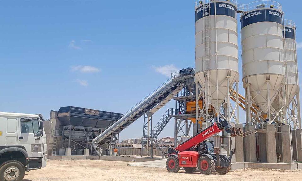 MEKA K160 Sabit Beton Santrali saha görünümü, forklift ile kurulum - Libya