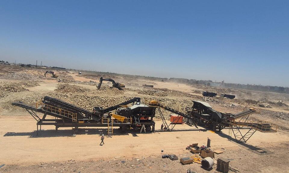 Installation mobile de concassage et criblage MEKA 150 t/h sur le site de recyclage du béton de Casablanca, Maroc