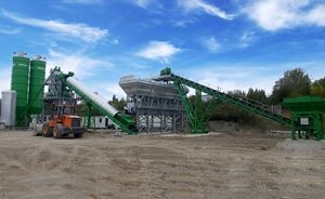 Бетонний завод MEKA з похилими конвеєрами та цементними силосами