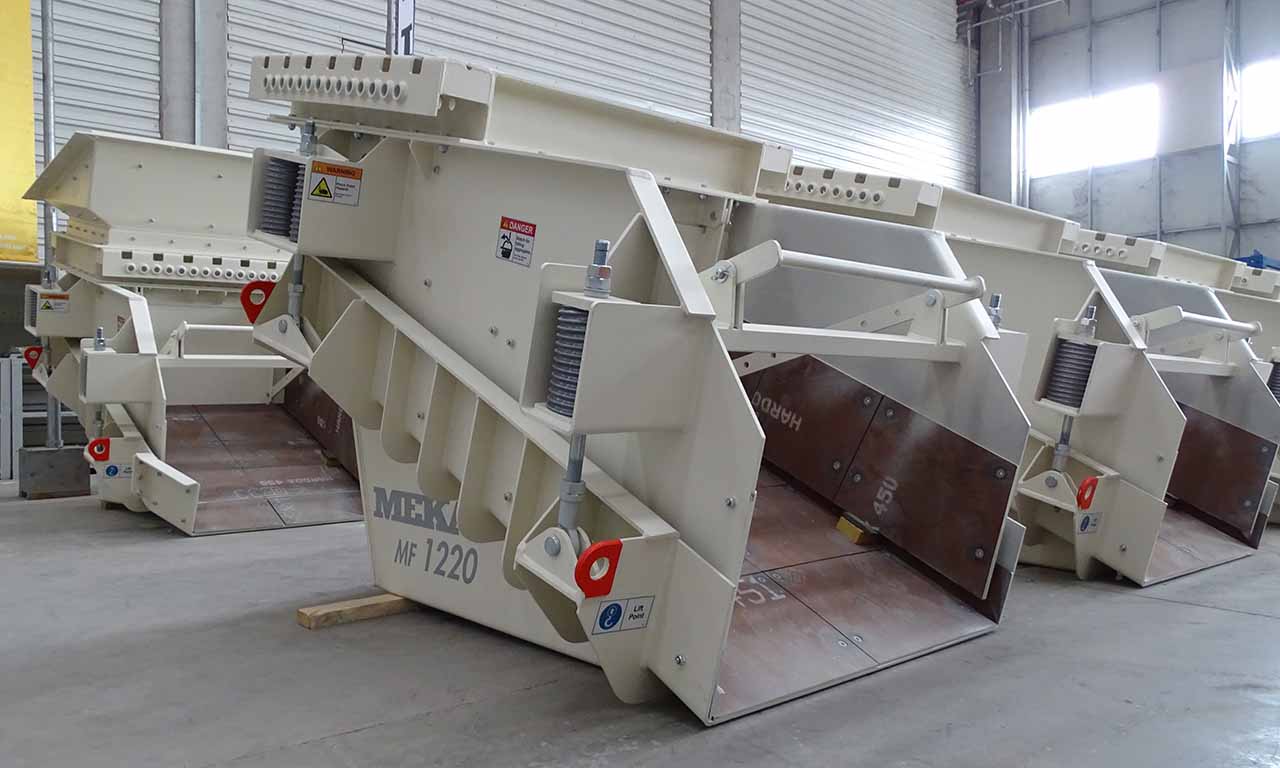 Atölye içinde yan yana duran ağır hizmet tipi vibrasyonlu besleyici gövdeleri